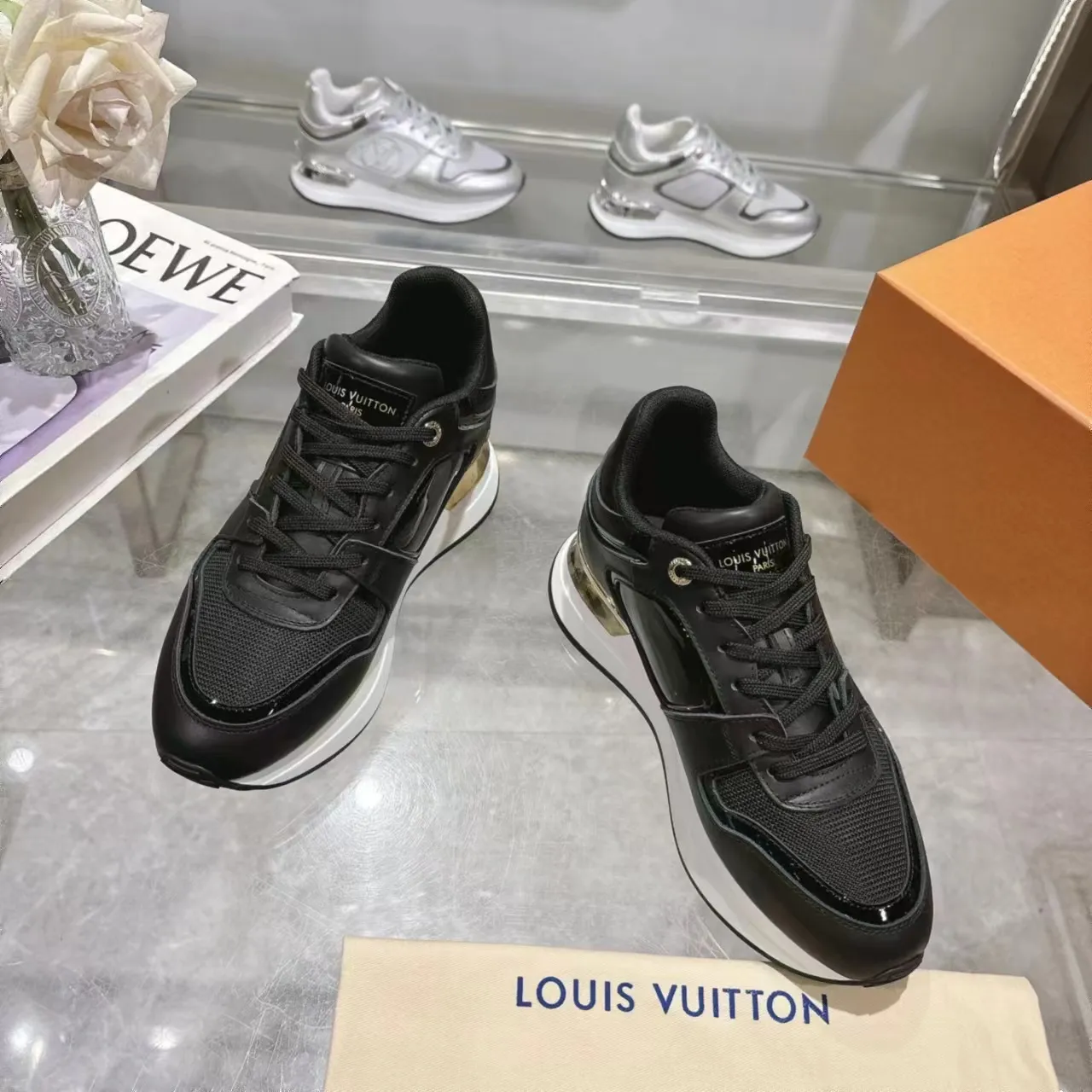 [L Family] P: 760💰Size 35-42 for women, 39-46 for men, (41.42 for women, 45.46 for men, customized) .LV Donkey Brand 🔥🔥LOUIS VUITTON Louis Vuitton's official website synchronizes the 2025 autumn and winter couple's models, which are now on the market, this Neo Run Away sneakers are inspired by running shoes, integrating LV's iconic must-have shoes into the trend. This version is a 1:1 replica of the original version. It is made of two-tone calfskin to highlight its simple lines and unique wedge outsole. Key details include the LV initials on the side and an engraved gold heel stabilizer on the back plus a 2cm hidden insole.